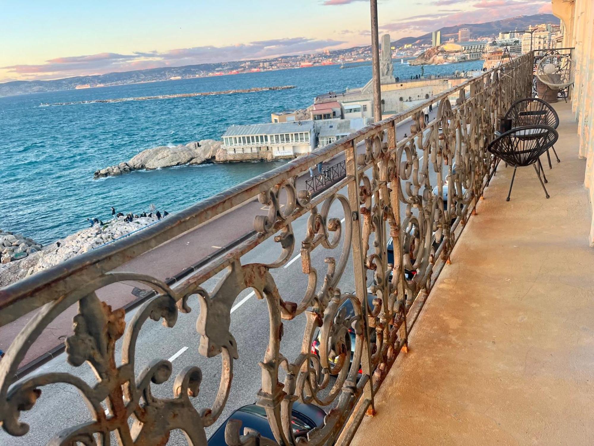 Appartement Sur La Corniche Kennedy Face A La Mer Марсилия Екстериор снимка